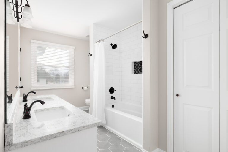 Carrelage hexagonal : une tendance moderne pour des salles de bains uniques